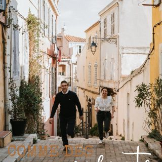 Et si, pendant une heure, tu oubliais comment “bien faire” des photos ?
Pas de poses parfaites. Pas de “regarde l’objectif et souris”. Juste vous deux, dans la ville, à marcher sans vraiment savoir où vous allez, à rire pour rien, à vous arrêter au milieu d’un trottoir, à courir parfois… comme si personne ne regardait. Mais surtout, à vous retrouver en partageant un moment de complicité et de connexion.

Parce que dans le quotidien, on oublie vite. On parle logistique, on pense à tout, on enchaîne les journées… et on met un peu de côté ces moments simples où on est juste ensemble, vraiment présents.

Ce moment à deux, je l’ai appelé « Comme des Enfants ». Pas pour faire mignon. Mais pour retrouver cette façon simple, cette manière instinctive d’être ensemble. Sans réfléchir, sans se retenir, sans jouer un rôle. Celle où on ne se demande pas si c’est beau, si c’est réussi, si c’est “comme il faut”.
Où on se regarde vraiment.
Où on se touche sans y penser.
Où on partage quelque chose de léger, spontané, presque insouciant.
Celle où on vit, tout simplement.

Parce que les souvenirs qui restent ne sont pas ceux où tout était parfait. Ce sont ceux où vous étiez pleinement là. 
Légers. Vivants. Connectés.

Et c’est exactement ça que je viens glisser dans ta valise à souvenirs. Pas des images figées. Mais des fragments de vous, sincères, imparfaits, et profondément vrais ❤️

Si tu t’imagines déjà vivre ce shooting à deux, viens me le raconter en commentaire ✨
.
Vrais Amoureux : Selma & Charles
.
#photosdecouple #photographemarseille #commedesenfants #elielle #valiseasouvenirs
