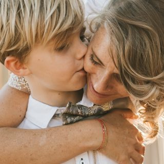 Il y a des mariages plus bruyants que d’autres… Je ne parle pas du niveau sonore, mais des émotions.✨ Ces mariages où tout déborde un peu : les rires, les larmes, les étreintes qui durent plus longtemps que prévu…

Ce jour-là, ils étaient entourés. Vraiment entourés. Des amis venus de loin, des proches réunis au même endroit, comme si le temps s’était arrêté juste pour eux. Et puis il y avait leurs enfants, au milieu de tout ce joli bazar. À la fois spectateurs et acteurs de l’histoire. Comme un doux rappel que ce mariage, ce n’était pas seulement une promesse, mais déjà une suite… 🫶🏻

Ce qui m’a fait vibrer, c’est cette intensité. Cette façon qu’avaient les gens de vivre chaque moment à fond, sans retenue. Parce qu’au fond, c’est ça aussi un mariage : un concentré de tout ce qui compte. Les gens, les liens, les histoires déjà écrites… et celles qui continuent.
Et ce sont souvent ces journées-là qu’on a envie de revivre encore, longtemps après… ❤️
.
Vrais mariés : Marine & Gaspard
Lieu de réception : @domaine.de.massacan 
Décoration : @elodielidolee 
.
#mariagevar #mariage2026 #photographelagarde #mariageenprovence #couplegoals