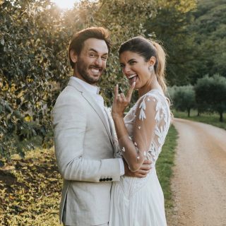 Il y a des lieux qui donnent immédiatement l’impression d’être au bon endroit. 

Le Domaine de Valbonne fait partie de ceux-là… Au cœur de la Provence, tout y raconte la douceur des grandes tablées d’été et des moments que l’on partage avec ceux qui comptent vraiment. Il y a l’odeur de la lavande qui flotte dans l’air, les oliviers qui dessinent le paysage, le chant des cigales qui accompagne les conversations, comme une bande-son que personne n’a besoin de choisir.

Et puis il y a cette atmosphère si particulière. Celle d’un petit hameau où chacun trouve sa place, où les enfants courent librement pendant que les invités profitent du moment, où les rires résonnent d’une cour à l’autre. Un lieu qui invite naturellement à ralentir et à savourer.

À la tombée de la nuit, les lumières guinguette s’allument doucement, les verres se lèvent, les histoires se racontent et les souvenirs commencent déjà à s’écrire.

C’est dans ce décor qu’Audrey et Olivier ont réuni leurs proches pour célébrer leur histoire. Une journée remplie de joie, de simplicité et de cette chaleur propre aux mariages où l’on se sent entouré, aimé et exactement là où l’on devrait être. Et je crois que c’est aussi ça, les mariages dont on se souvient longtemps. Pas seulement un lieu magnifique ou une décoration soignée. Mais une sensation. Celle d’avoir vécu quelque chose de vrai, entourés des bonnes personnes, dans un endroit qui ressemblait déjà un peu à la maison.

Et entre nous, quand un lieu est aussi beau et que ses propriétaires sont aussi adorables, ça aide quand même beaucoup à remplir une belle valise à souvenirs ❤️
.
Vrais mariés : @audreyperezbhc & @oliv.perez 
Lieu de réception : @domainedevalbonne 
Wedding Planner : @justinegala.wp 
Photo : @elielle.fr 
Vidéo : @lafilleencombi 
Traiteur : @maison_nans & @kfek_traiteur_marseille 
DJ : @robinreventon & @luxury_harmony_events 
Make-up : @isabeauty_makeup 
Coiffure : @mmehair 
Robe : @margauxtardits 
Deco : @audrey_unjourparticulier 
Fleurs : @maison_velvet_fleurs 
.
#photographeprovence #photographemariage #mariageenprovence