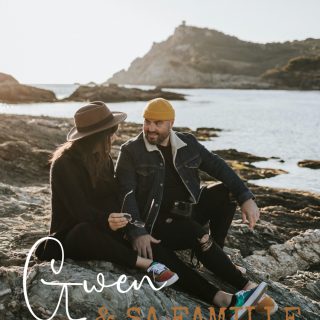 Dans la valise à souvenirs de Gwen, il y a déjà plusieurs chapitres. Il y a ce moment où tout commence à changer, doucement, quand elle attendait son bébé. Puis cette première bougie soufflée, un peu maladroite, un peu joyeuse. Il y a aussi une promesse renouvelée, des années plus tard, entourée de ceux qui comptent. Et puis des instants plus simples, en famille, sans occasion particulière, juste parce que la vie est là…
Rien d’extraordinaire pris séparément. Et pourtant, mis bout à bout, ça raconte quelque chose de précieux. Une histoire qui avance. Des liens qui évoluent. Des visages qui changent sans qu’on s’en rende vraiment compte. ❤️

Gwen aime dire que je suis sa photographe de famille (oui, j’avoue que mon ego aime beaucoup 😜). Et moi, j’aime surtout me dire que je l’accompagne un peu, au fil du temps, pour ne pas laisser ces moments s’échapper complètement.

Parce qu’on pense toujours qu’on se souviendra. Et puis la vie passe, les détails s’effacent, et ce qu’il en reste mérite qu’on en prenne soin.
Faire des photos régulièrement, ce n’est pas « marquer le coup ». C’est juste continuer à remplir sa valise. Encore un peu. Encore une fois. Et un jour, tu l’ouvres… et tu te rends compte de tout ce que tu as vécu.

Et toi, ressens-tu l’envie ou le besoin de garder une trace de ce tu vis aujourd’hui ? Dis-le moi en commentaire 😉
.
Un grand merci à mon amie @gwen_rvl_ pour ce partage 🫶🏻 Love you copine ❤️
.
#photographedefamille #photographeprovence #memoirefamiliale