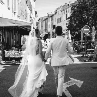 Quand on est Anglais, qu’on vit à Sydney et qu’on décide de réunir tous ses proches en Provence pour se marier, on ne fait pas les choses à moitié...

C’est ce qu’ont fait Kathy & Brent. Des milliers de kilomètres parcourus, des valises remplies, des fuseaux horaires oubliés pour quelques jours. Et à l’arrivée : le soleil de Provence, les cigales, les verres qui s’entrechoquent, et une sacrée bande de copains visiblement prête à faire honneur à l’événement.

J’aime les mariages où les invités viennent de loin parce qu’il y a quelque chose de profondément touchant dans le fait de traverser un pays, un continent ou parfois une planète entière pour être présent pour ceux qu’on aime. Ce jour-là, il n’y avait pas seulement deux personnes qui se mariaient. Il y avait une collection de liens, d’histoires, d’amitiés et de souvenirs construits au fil des années. Et ça se voyait, dans les accolades, dans les regards, dans les discours qui faisaient rire une minute avant de faire monter les larmes la suivante.
Et puis il y avait cette ambiance si particulière que seules les grandes retrouvailles savent créer. Comme si tout le monde avait conscience que ces moments-là sont rares. Précieux. Et qu’il fallait en profiter jusqu’à la dernière seconde.

Alors ils ont ri.
Ils ont trinqué.
Ils ont dansé.
Beaucoup.

Au fond, ce mariage n’était pas seulement une célébration. C’était un prétexte pour réunir tous ceux qui comptent. Et quand on y pense, c’est ça, le vrai luxe aujourd’hui : réussir à rassembler toutes les personnes qu’on aime autour d’une même table, même quand elles vivent aux quatre coins du monde.
Et ça, c’est le genre de souvenir qui mérite largement sa place dans une valise à souvenirs. 🧳📸🫶🏻
.
WP : @yourecostory 
Photo : @elielle.fr 
Video : @notaphotographer.weddingfilms 
Traiteur : @maison_nans 
DJ : @mixandlight 
Décoration : @piecesuniqueslocation 
Fleurs : @la_serre_hyeres 
.
#destinationwedding #photographemariage #mariageenprovence