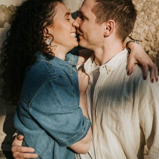 Certaines séances engagement racontent déjà un peu le mariage à venir. D’autres racontent surtout une histoire qui a commencé bien avant...

Carole et Rémi se marient l’année prochaine en région parisienne. Mais pour leur séance engagement, ils ont choisi de revenir ici, à La Ciotat. Parce qu’il y a des endroits qui comptent un peu plus que les autres. Des lieux où l’on aime revenir, des rues qui réveillent des souvenirs, des paysages qui font partie de l’histoire sans que l’on sache toujours expliquer pourquoi. Et je crois que c’est exactement ce qui rend une séance photo spéciale. Pas le décor parfait mais le sens qu’on lui donne. 🫶🏻

Lorsque je leur ai parlé de ma valise à souvenirs, ils ont immédiatement compris où je voulais en venir. Parce qu’au fond, cette séance n’était pas seulement là pour annoncer un mariage. Elle était là pour conserver une trace d’un chapitre de leur histoire. De cette période si particulière où l’on prépare l’un des plus beaux jours de sa vie. De ces moments où l’on se projette, où l’on imagine l’avenir, tout en profitant encore un peu du présent. Alors nous avons marché dans les rues de leur ville de cœur. Nous avons ri. Nous avons profité de la lumière. Et nous avons rempli un peu plus leur valise à souvenirs. 🧳❤️

Un jour, dans dix, vingt ou trente ans, ces photos ne raconteront pas seulement à quoi ils ressemblaient. Elles raconteront qui ils étaient, ce qu’ils vivaient et l’endroit qu’ils avaient choisi pour célébrer ce moment de leur histoire. Et finalement, c’est peut-être ça, le vrai pouvoir des souvenirs : nous permettre de revenir, le temps d’une image, dans un lieu que l’on aime et dans une version de nous-mêmes que l’on ne voudrait jamais tout à fait oublier. ✨
.
#photodecouple #photographeprovence #seancecouple